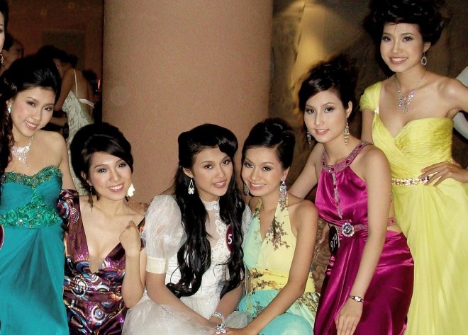 Ảnh chụp ảnh lưu niệm cùng các thí sinh cuộc thi Hoa hậu thế giới người Việt 2010. Năm 2007, cô nàng cũng đoạt giải nhì cuộc thi Người đẹp Hoa Anh Đào.