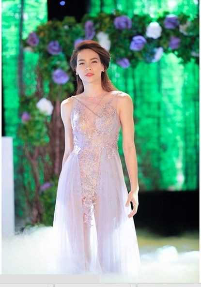 Khoe cơ thể dưới lớp vải sheer mờ ảo.