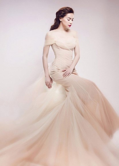 Khoe thềm ngực căng tràn với đầm nude lãng mạn.