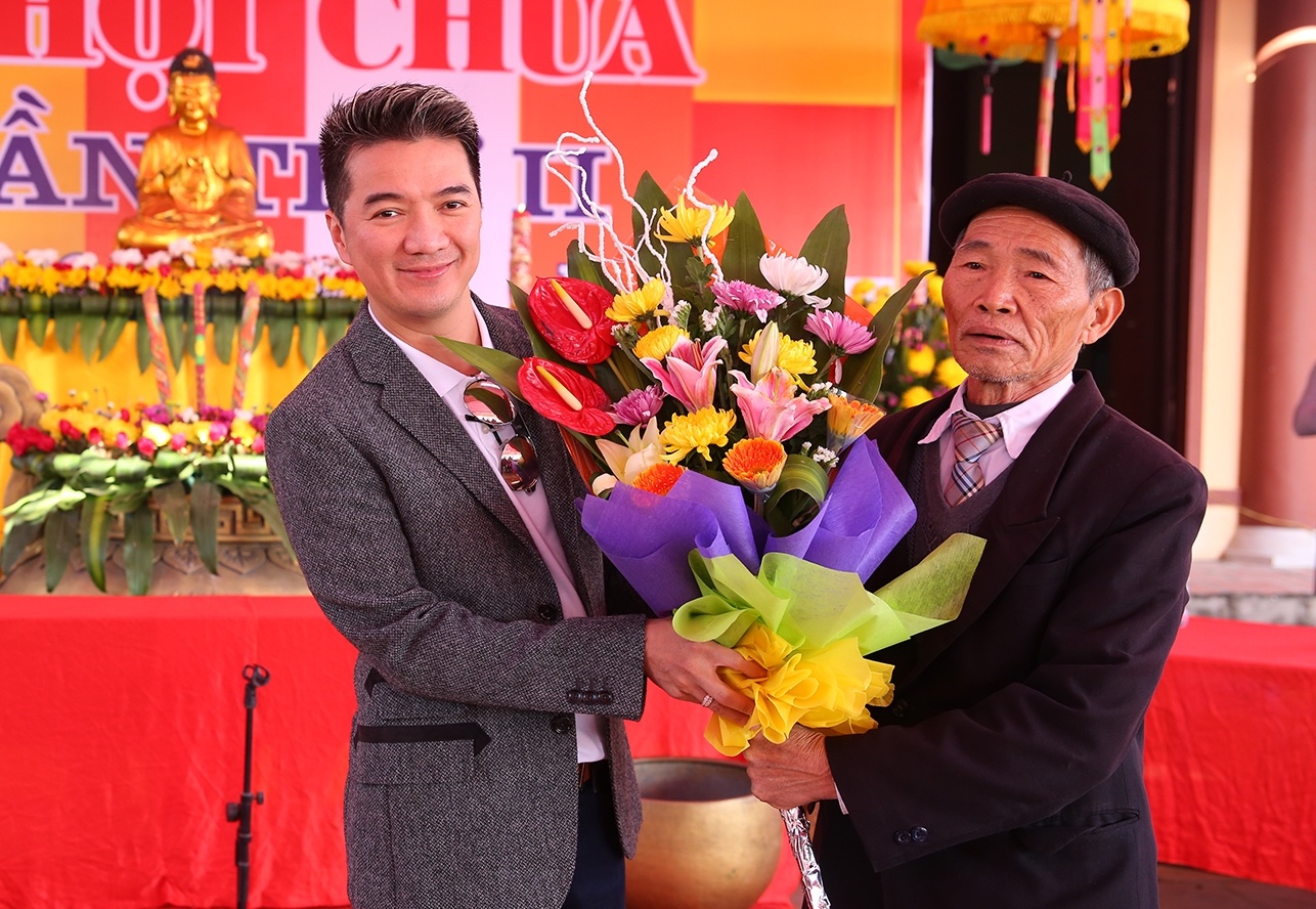 Ngay sau khi liveshow Thương hoài ngàn năm 2 diễn ra tại Hà Nội kết thúc, 6h sáng ngày hôm sau (1/1) Mr. Đàm không kịp nghỉ ngơi mà anh liền tranh thủ thực hiện chuyến đi từ thiện.