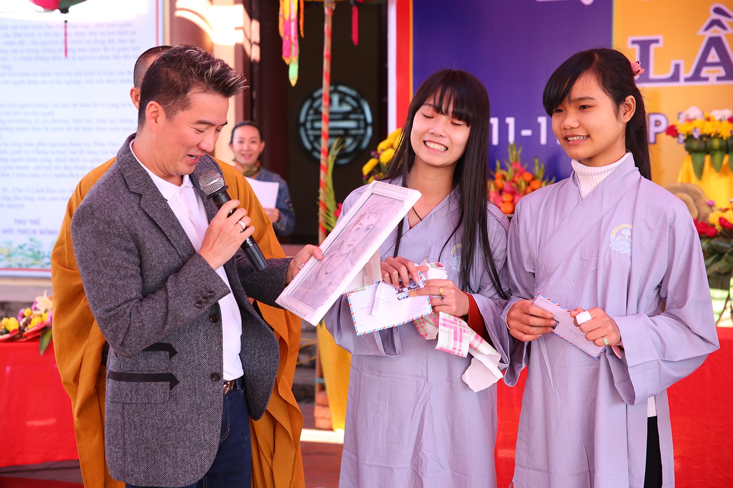 Mr. Dam duoc khan gia bao vay khi di tu thien hinh anh