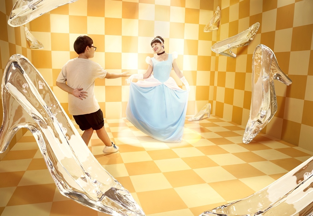 Quỳnh Hương hóa thân thành cô bé Lọ Lem, dẫn dắt con vào chuyến phiêu lưu cùng những trang sách.