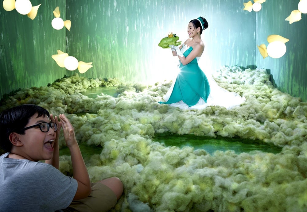 Trong một hình ảnh khác, nữ MC biến hóa thành công chúa Tina trong câu chuyện cổ tích Hoàng tử ếch.