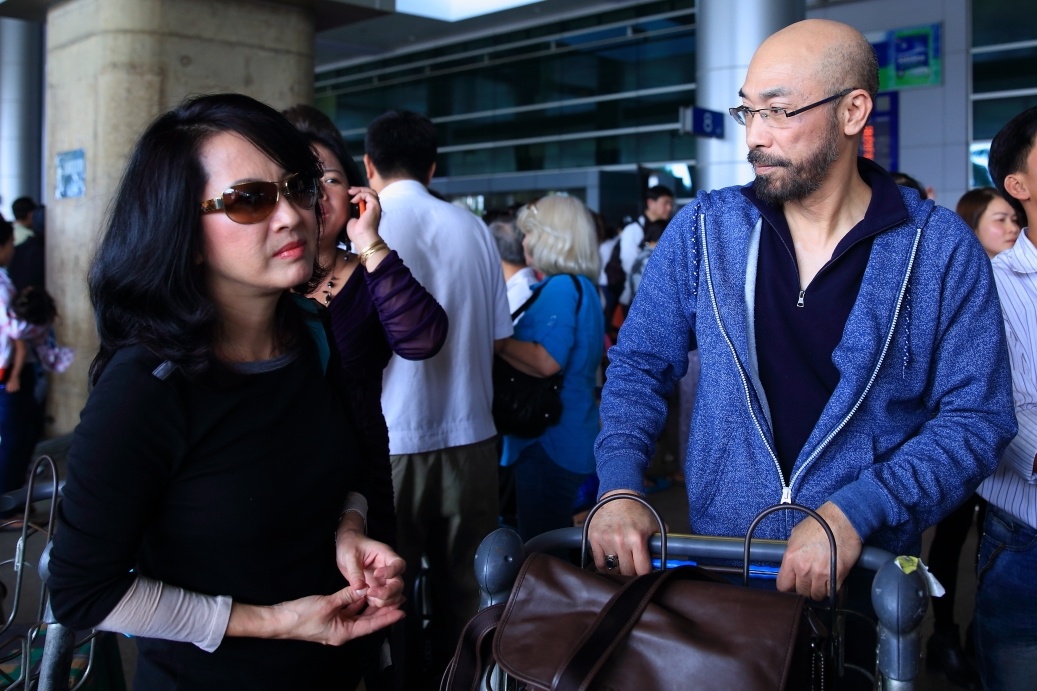 Trinh Nam Son lang tu ben canh ban gai khi ve nuoc hinh anh