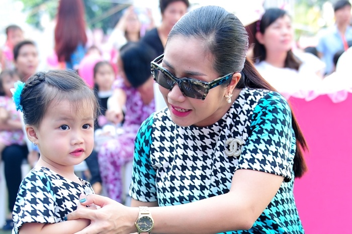 Con gai Oc Thanh Van dang yeu nhu thien than hinh anh