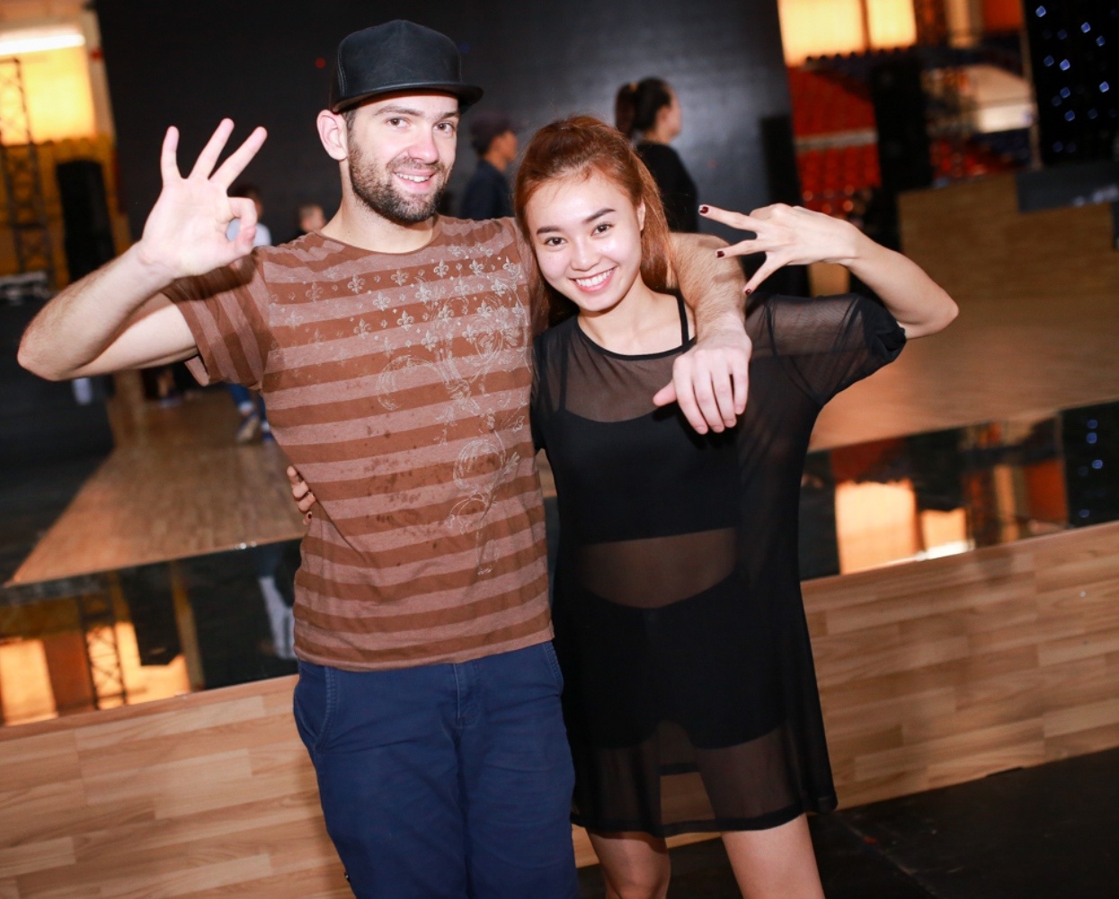 Ninh Dương Lan Ngọc cùng Daniel sẽ hóa thân thành hai nhân vật Lụa và Lố trong bộ phim Lan Ngọc từng tham gia, Vừa đi vừa khóc. Cả hai sẽ diễn lại một phân đoạn hài hước trong phim trên nền điệu Freestyle và Samba. 