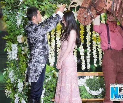 Huỳnh HIểu Minh và Angela Baby xuất hiện như công chúa và hoàng tử bước ra từ câu chuyện cổ tích.