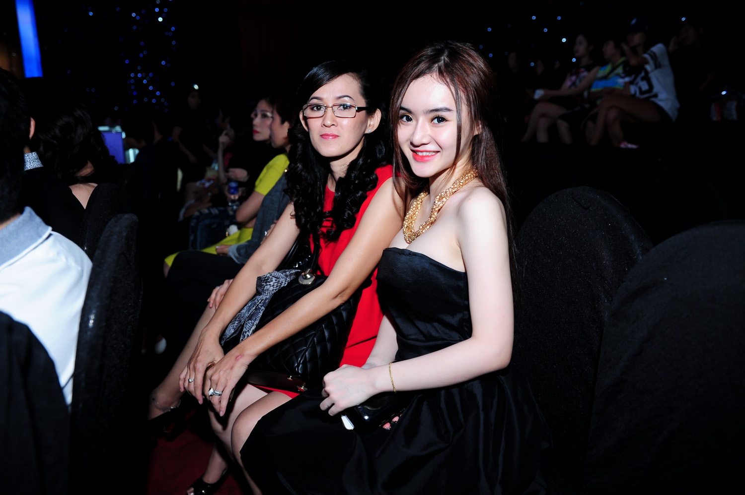 Em gai Angela Phuong Trinh khoe vai tran di co vu chi hinh anh