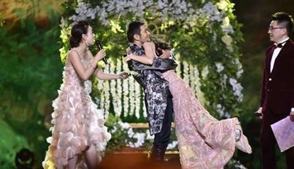 Huỳnh Hiểu Minh ghi điểm khi công khai ôm hôn người yêu trên sân khấu.