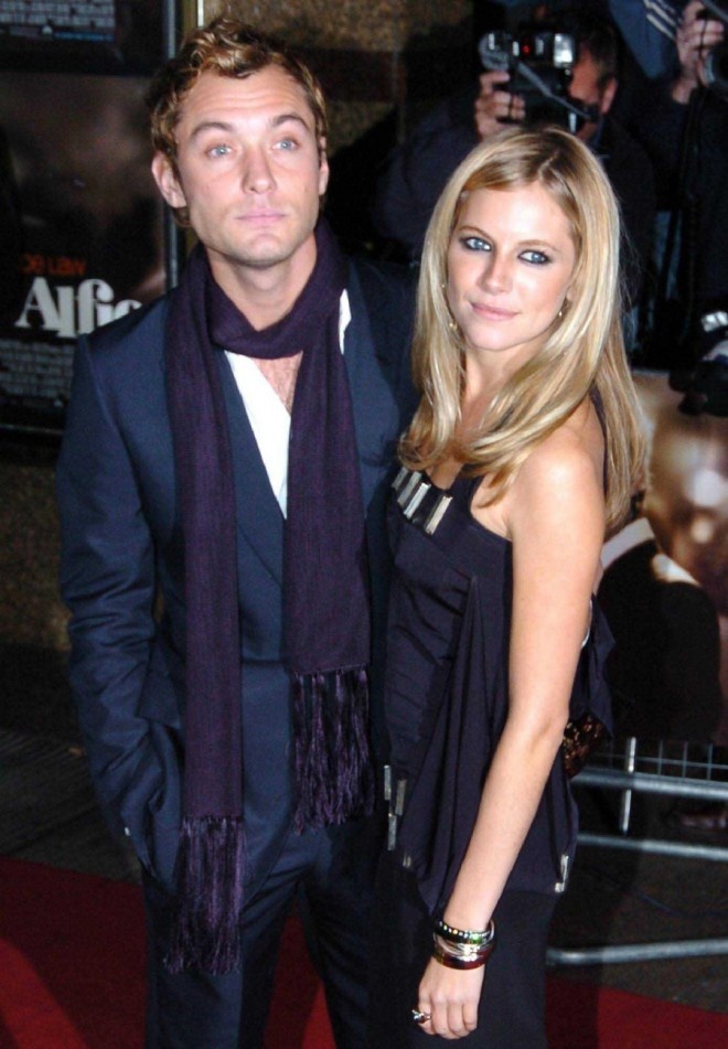 Jude Law và Sienna Miller có một mối tình sóng gió, họ yêu, chia tay và tái hợp rồi lại chia tay.