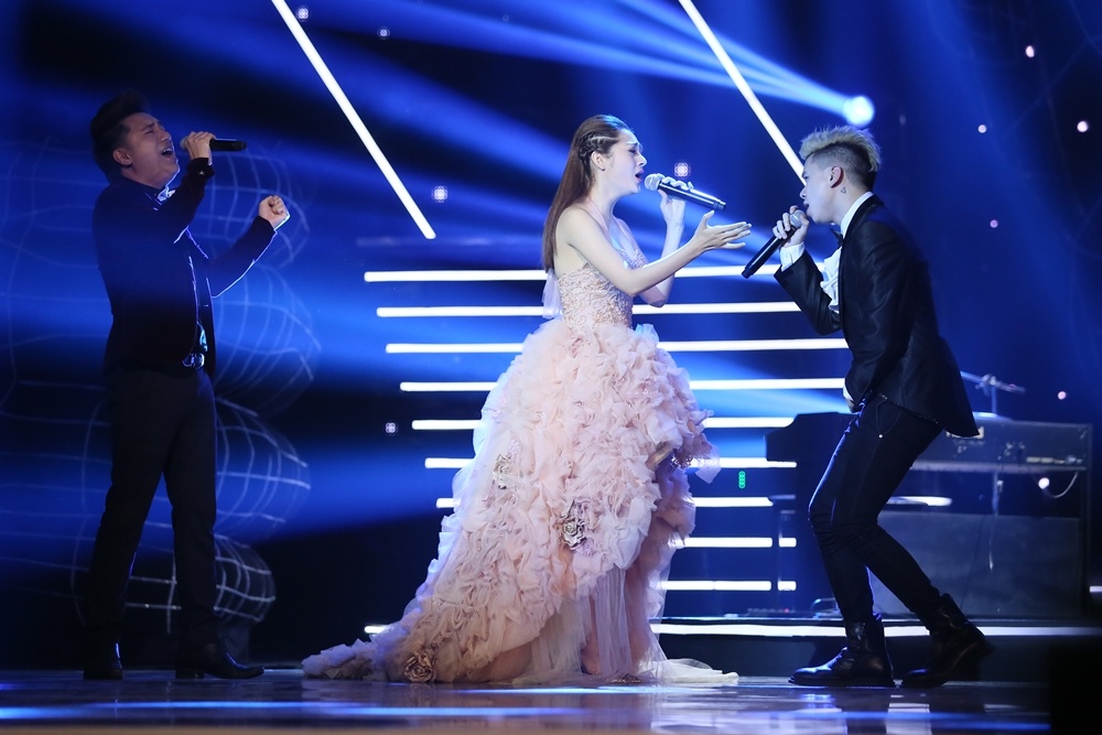 Hoàng Tôn - Bảo Anh - Minh Vương cùng kết hợp trong ca khúc Mình yêu nhau bao lâu. Fan của nam ca sĩ Để em rời xa không ngừng kêu gào tên khi anh vừa cất giọng.