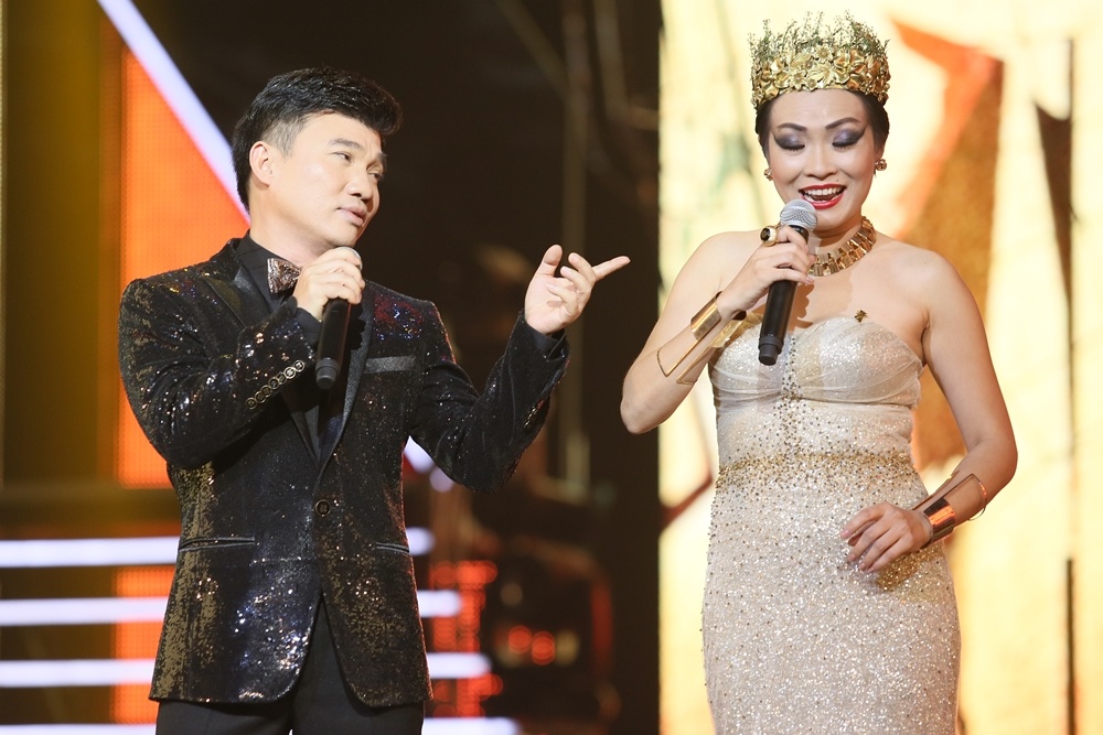 Phương Thanh và Quang Linh trong vai Nữ hoàng và cận vệ để giới thiệu 