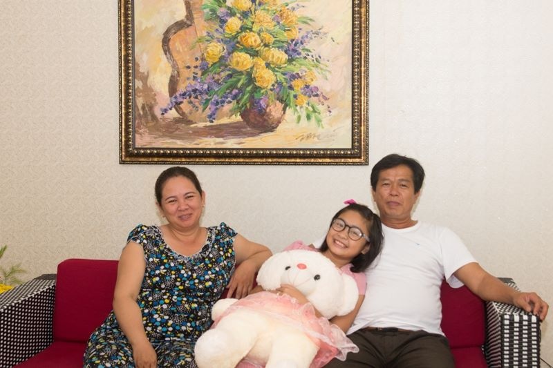 Cô bé Đu Đủ cùng ba và mẹ của mình.
