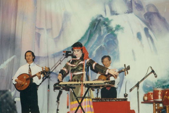 Ngọc Yến gắn bó với nhiều bài hát âm hưởng dân ca.