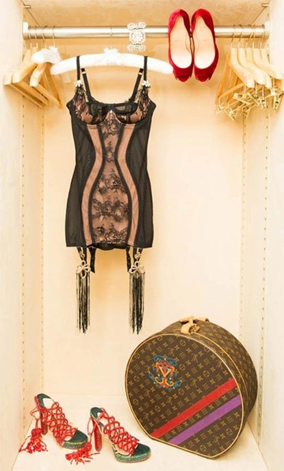 Tủ đồ gồm nội y và những đôi giày xinh xắn của Dita.