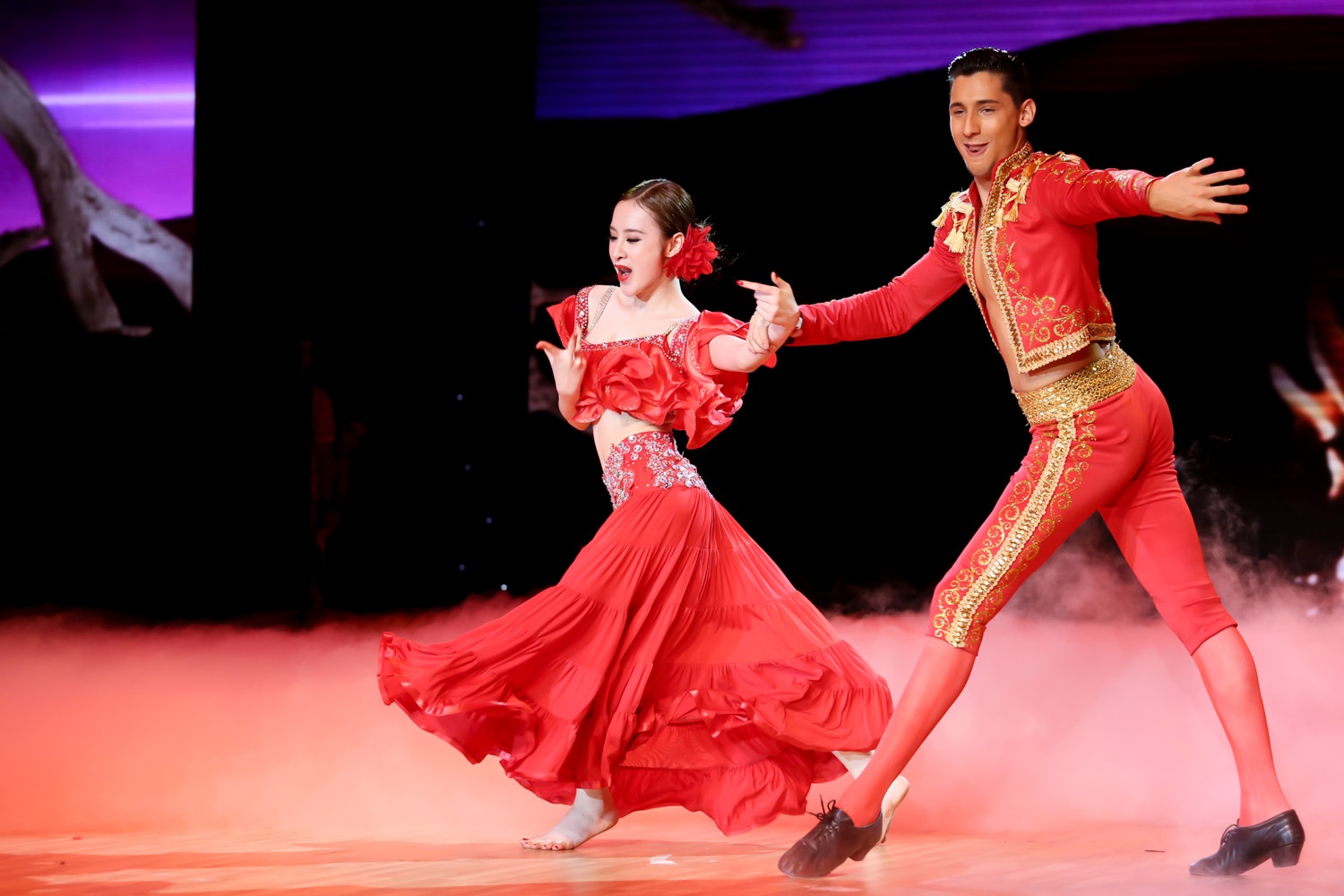 Angela Phương Trinh có bài nhảy đầy mãnh liệt và sức hút cùng bạn nhảy Kristian.