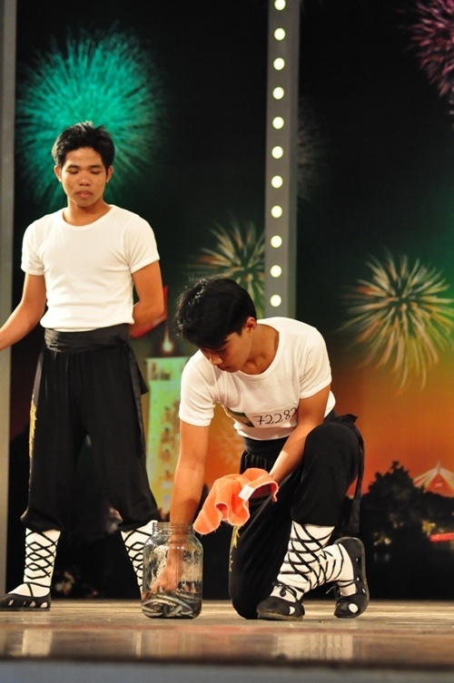 Trong mùa giải thứ 2, thí sinh Nguyễn Hoàng Tú đã có màn trình diễn vô cùng nguy hiểm và rợn người là... nuốt cá kèo sống. Bước ra sân khấu với một bình thủy tinh chứa hàng chục con cá kèo sống, Hoàng Tú khiến cả giám khảo và khán giả cảm thấy hồi hộp và lo lắng.