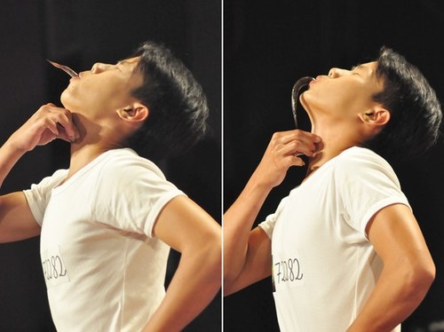  Và đúng như lời “giới thiệu”, thí sinh này đã khiến mọi người ngỡ ngàng khi lần lượt đưa lên miệng từng con cá kèo sống và nuốt vào miệng.