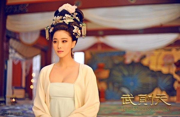 Tuy nhiên, kể từ sau khi Đường Cao Tông Lý Trị đón Võ Mị Nương từ chùa Cảm Nghiệp  về cung, Tiêu Thục Phi dần bị thất sủng.