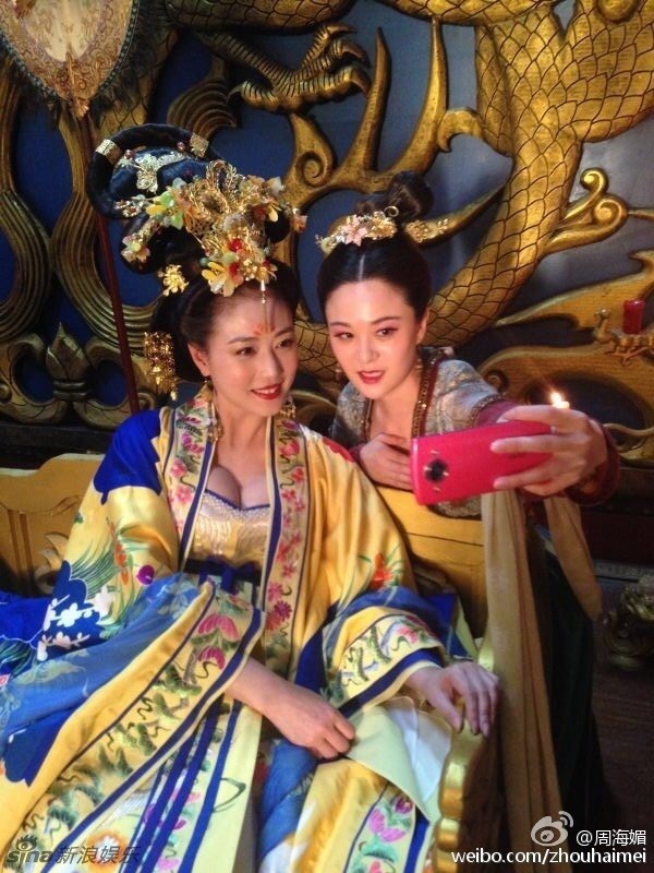 Người đẹp sở hữu vòng một còn gợi cảm hơn cả các diễn viên đàn em.