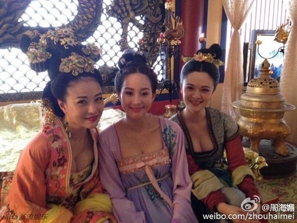 Châu Hải My không hề bị lép vế khi chụp cùng các diễn viên kém cô gần hai chục tuổi.