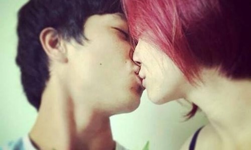 Ảnh: Hòa Minzy khóa môi Công Phượng.