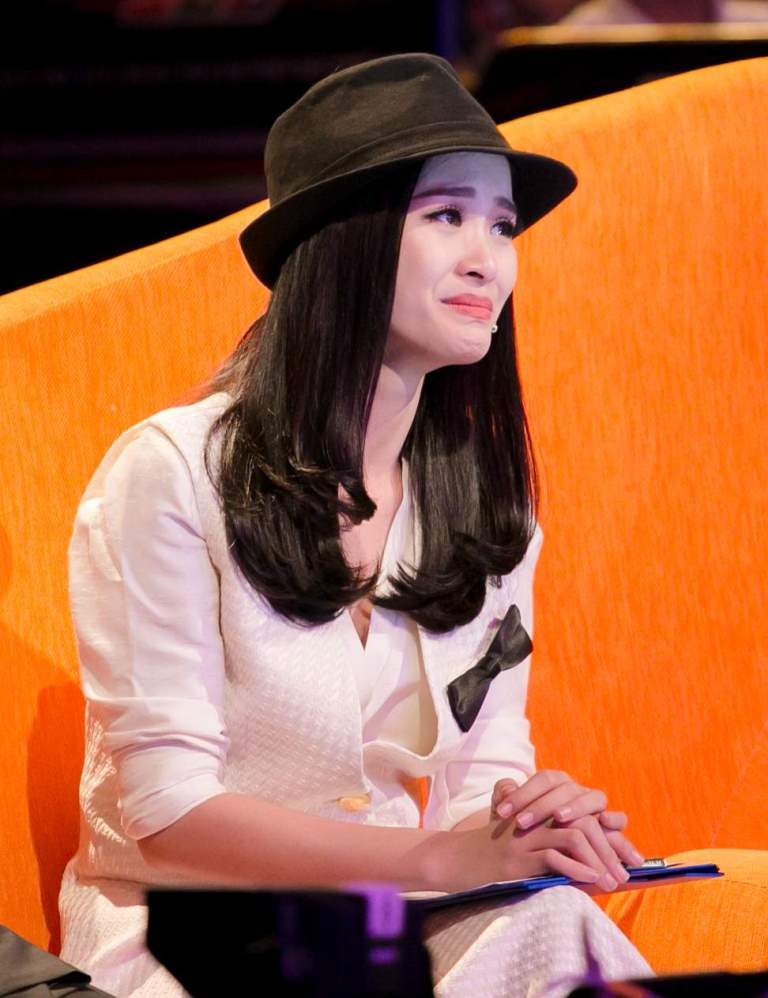 Trong khoảnh khắc xúc động khi theo dõi các màn trình diễn của thí sinh, nữ ca sĩ trẻ liên tục rơi nước mắt. 