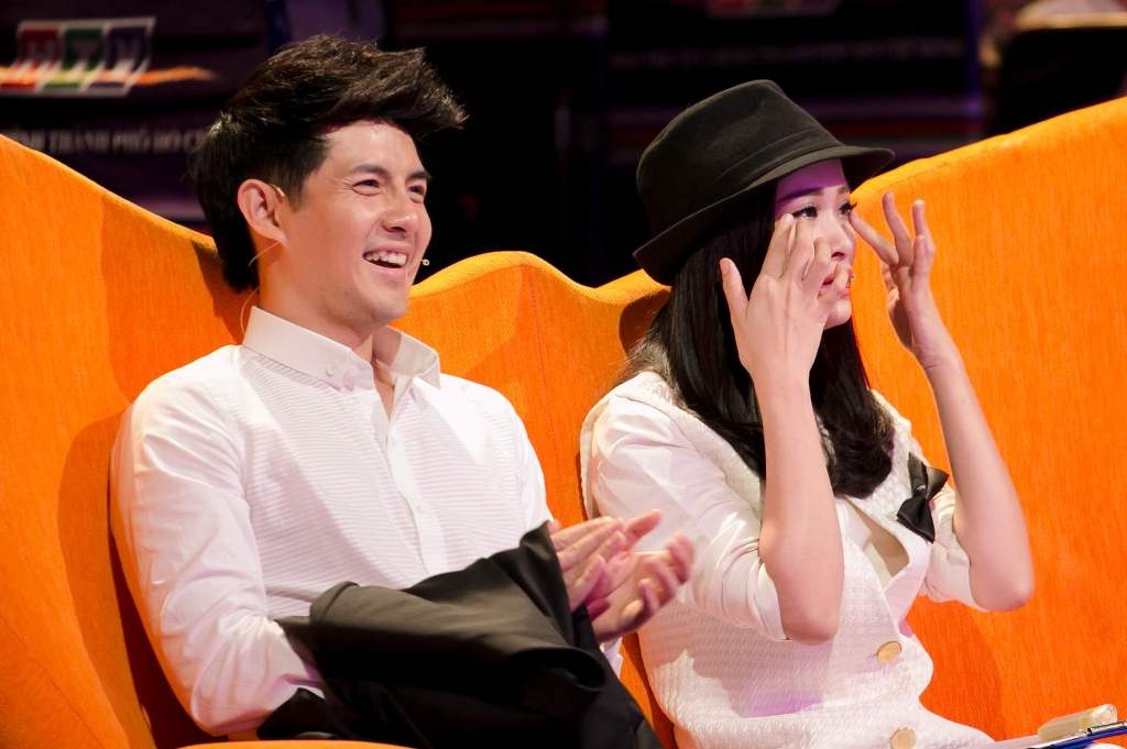 Dong Nhi khoc cuoi lien tuc tren song truyen hinh hinh anh