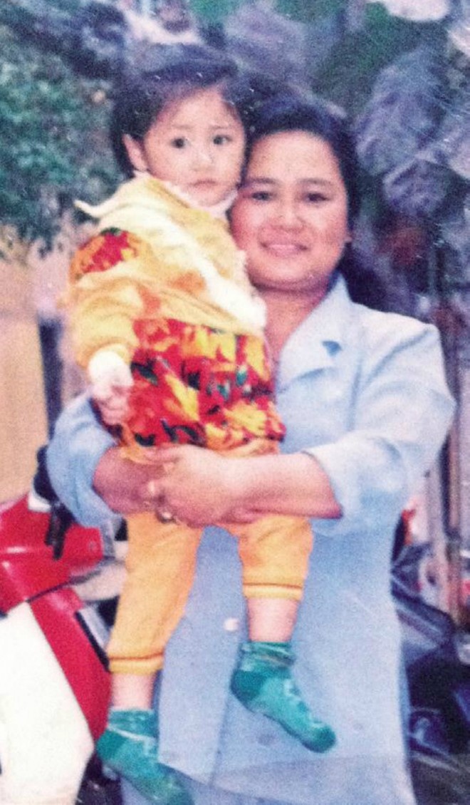 Mai Hương chụp ảnh cùng bà ngoại khi mới hai tuổi. Nhỏ thế mà cô bé đã múa hát ra trò rồi đấy. Còn tấm ảnh mặc áo đỏ là lúc cô bé Rồng con được gần bảy tháng tuổi, mới biết bò.