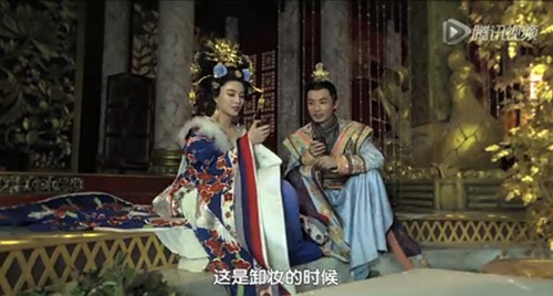 Hựu Minh cũng hóa trang thành vương tử trò chuyện cùng Phạm Băng  Băng.