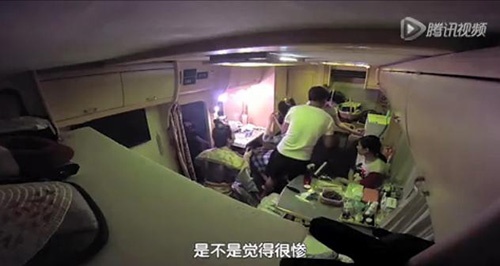 Khung cảnh bên trong chiếc xe chưa đầy 15m2.