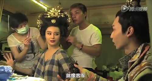 Nam MC (phải) đột kích chiếc xe BMW của Phạm Băng Băng.