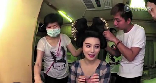 Phạm Băng Băng được trang điểm ngay trên chiếc xe riêng dành cho cô.