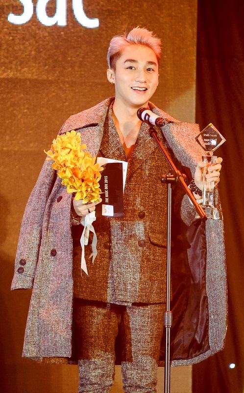 Sau một năm làm việc được cả danh tiếng và tai tiếng, Sơn Tùng M-TP vẫn được vinh danh là Nam ca sĩ trẻ xuất sắc của năm tại giải thưởng này.