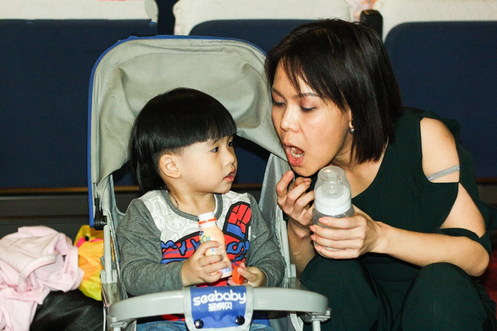 Vốn là người hết mực yêu thương trẻ con nên khi vừa đến buổi tập, nữ danh hài đã nhiệt tình xắn tay chăm sóc, đùa giỡn cùng cậu cháu trai 3 tuổi. Cậu bé đáng yêu này là con trai của cặp thí sinh mà cô sẽ hỗ trợ.