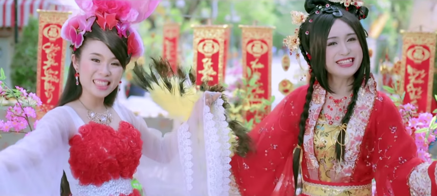 Hai thành viên của nhóm Chuồn chuồn giấy tham gia diễn xuất trong vai hai cô tiên.