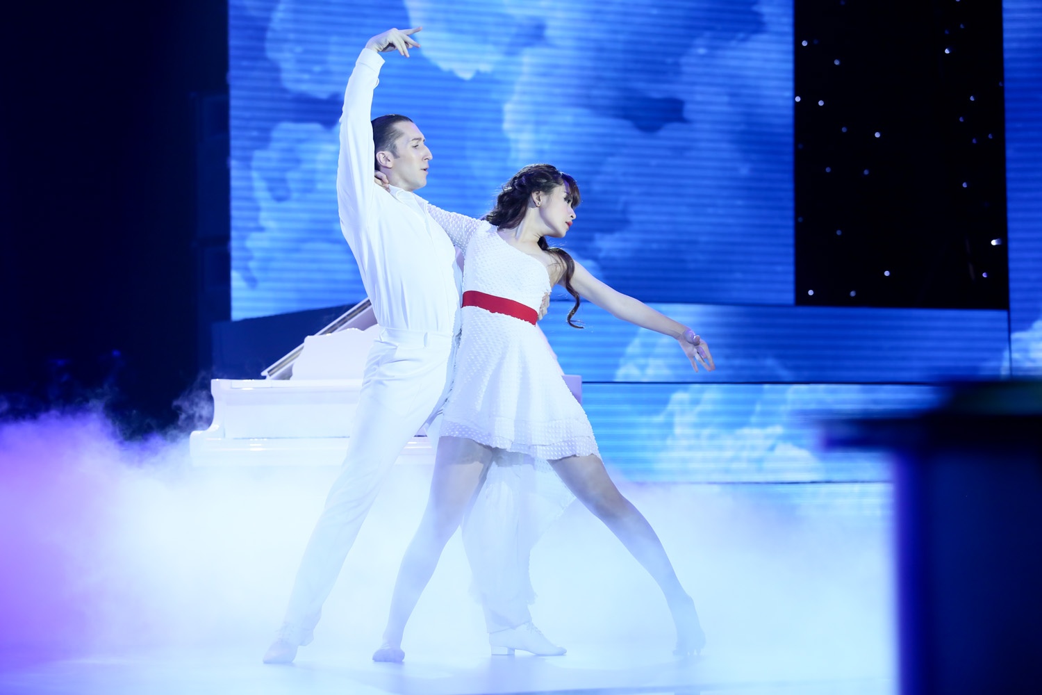 Chi Pu - Georgi nhay 'Make you feel my love' hinh anh