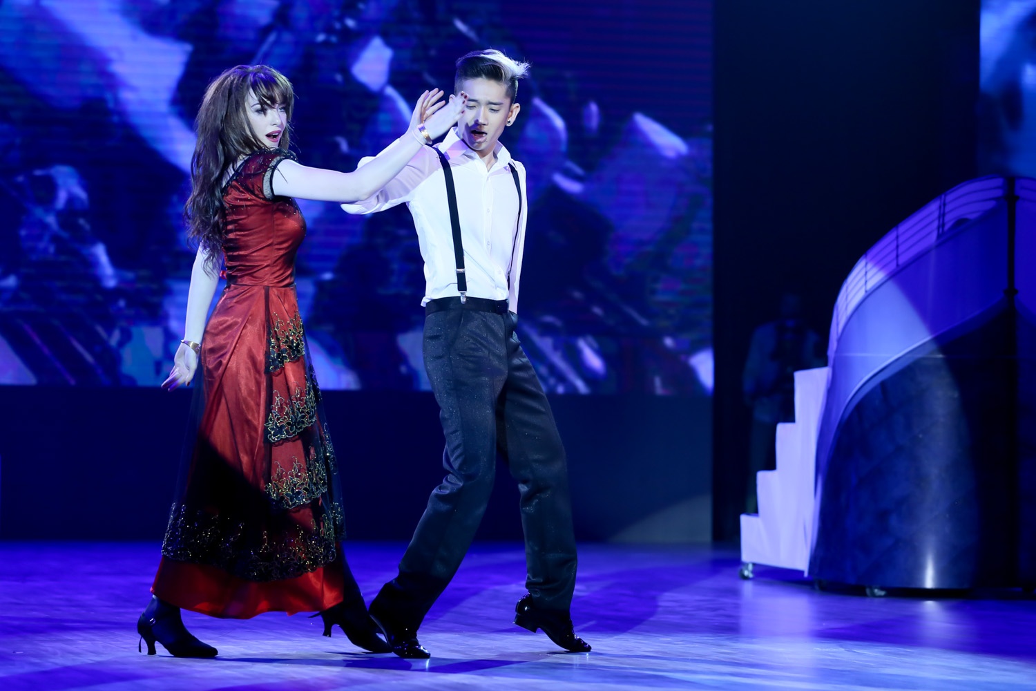 Dumbo nghich ngom voi Titanic hinh anh