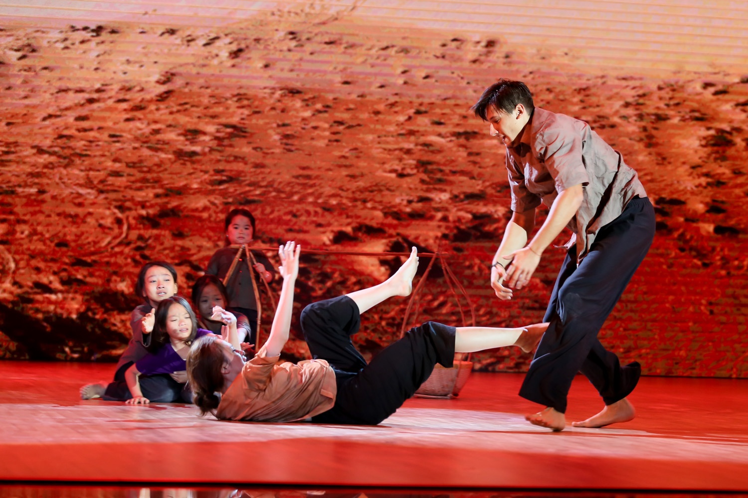 Angela Phuong Trinh - Kristian nhay 'Ao lua Ha Dong' hinh anh