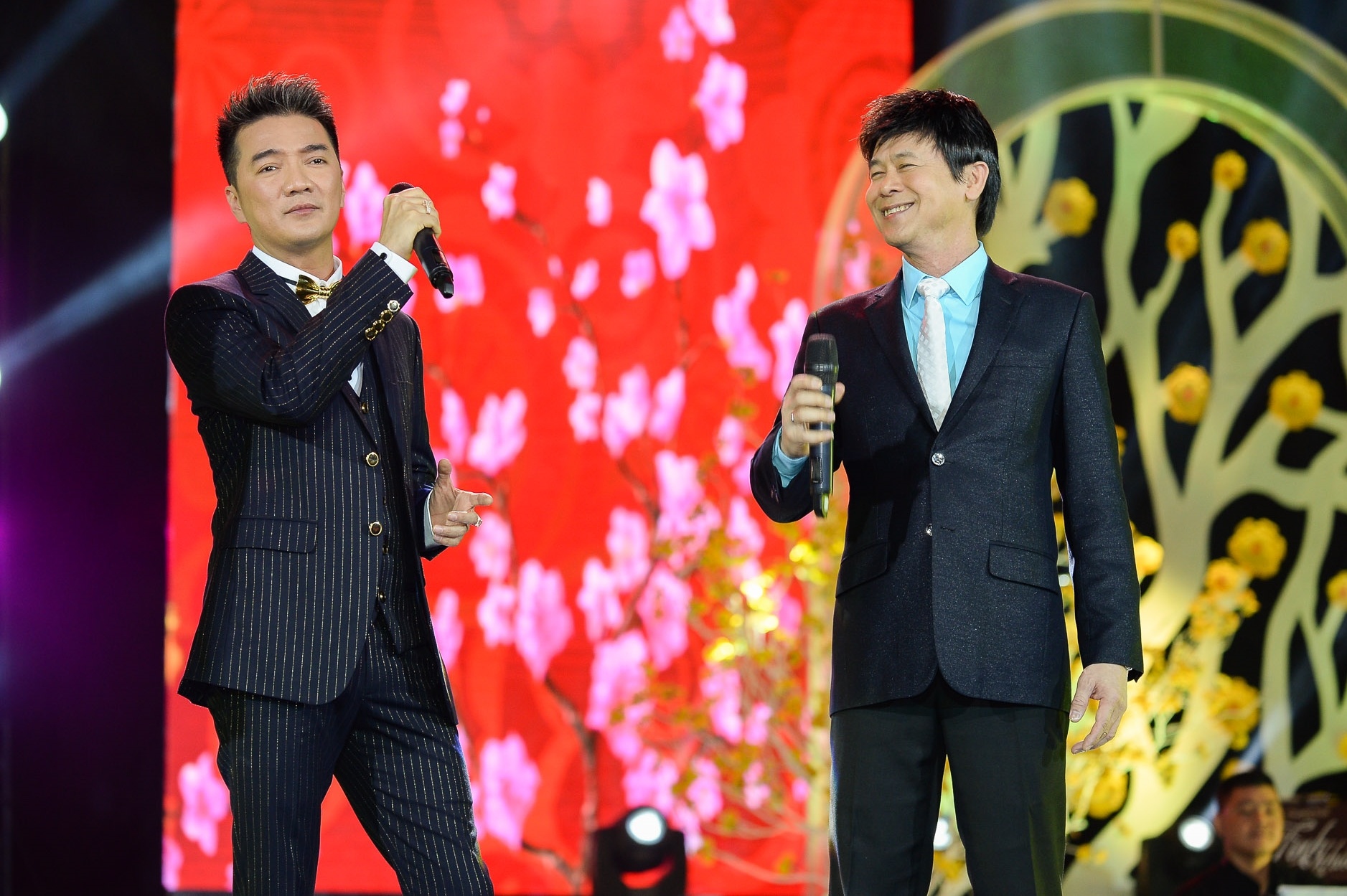 Dam Vinh Hung ket hop an y cung Thai Chau hinh anh