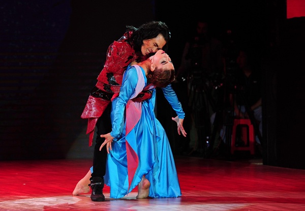 Su Duy Vuong - Antoanetta  nhay 'Dracula' hinh anh