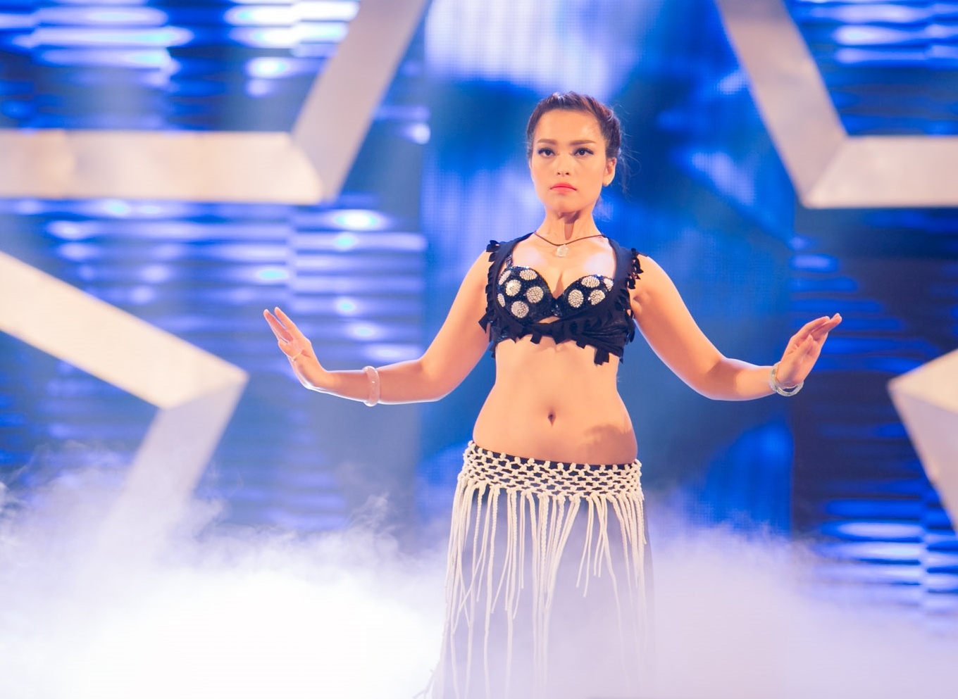 Co gai hai dong mau Viet - Malaysia mua belly dance hinh anh