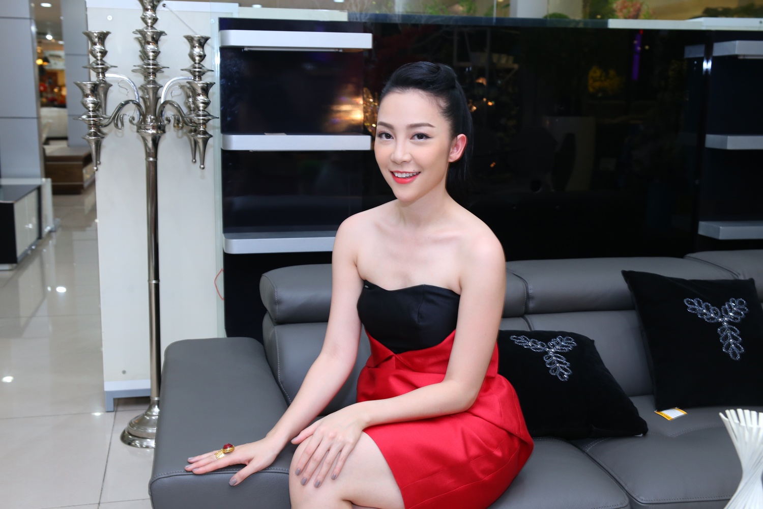 Linh Nga khoe da trang, vai tran hinh anh