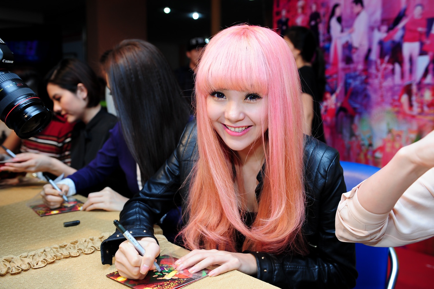 Minh Hang khac la voi mai toc nhuom hong hinh anh