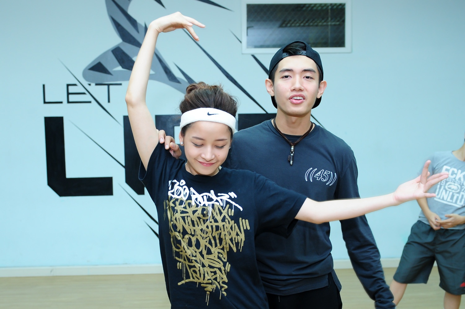 Chi Pu mat moc van xinh dep tren san nhay hinh anh