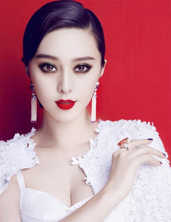 Khuôn mặt của Phạm Băng Băng được đánh giá gần như hoàn hảo với đôi mắt có hồn, chiếc mũi thon gọn và đôi môi quyến rũ. Mặc dù bị nghi ngờ dính đến phẫu thuật thẩm mỹ nhưng nữ diễn viên này luôn được công nhận là một trong những mỹ nhân đẹp nhất làng giải trí Hoa ngữ.