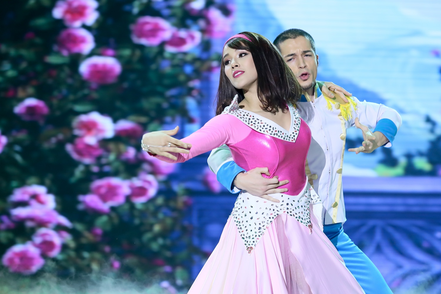 Diep Lam Anh lam Cong chua ngu trong rung hinh anh