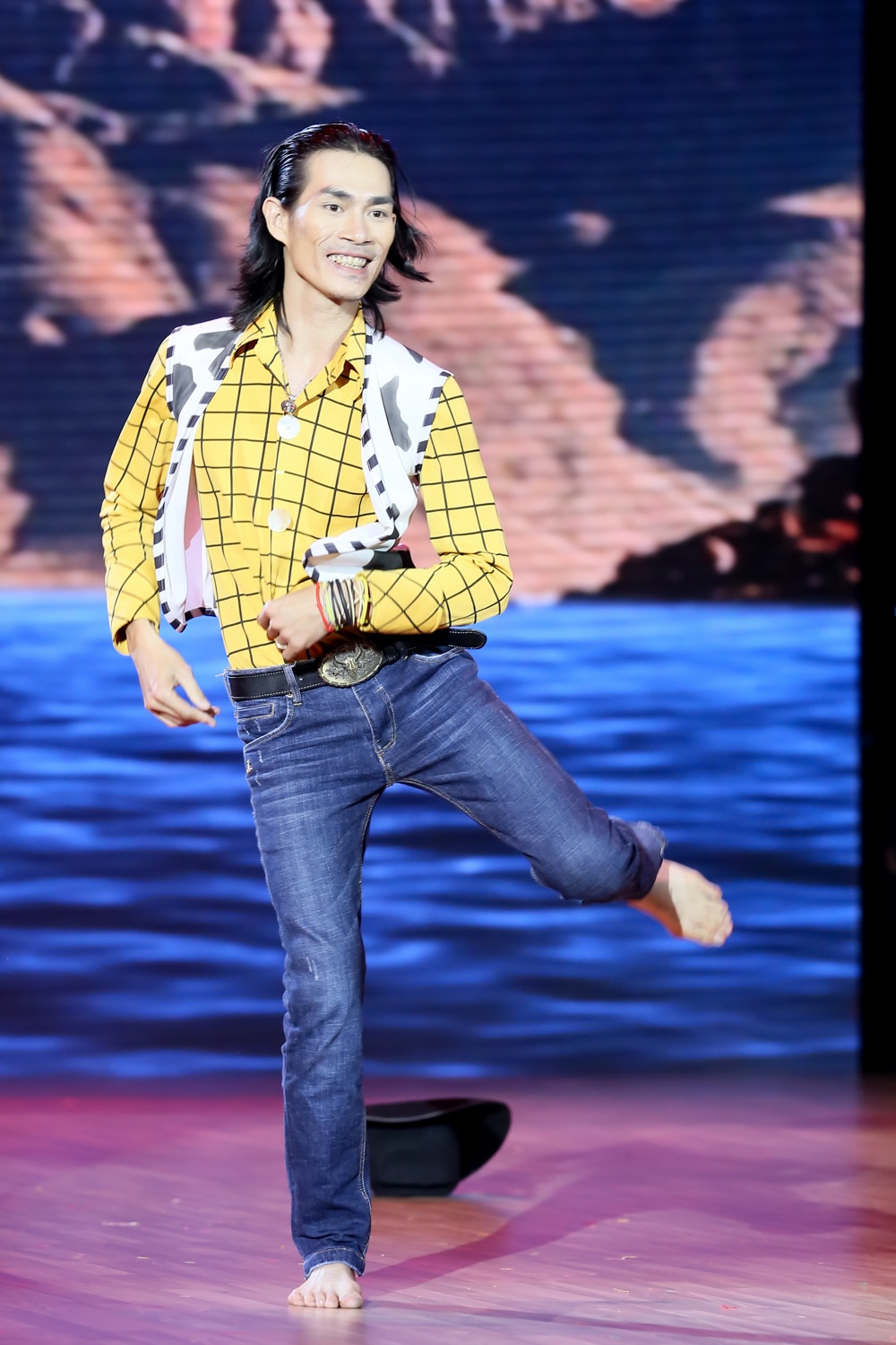 Sử Duy Vương và Antoaneta. thể hiện cuộc hành trình thú vị và đầy hào hứng của Woody và Jessie trong Câu chuyện đồ chơi cùng điệu nhảy Jive kết hợp với Chachacha. Trên nền nhạc ca khúc sôi động Timber, khán giả cũng lần đầu thấy thí sinh của X Factor trẻ trung, dí dỏm hơn bao giờ hết.