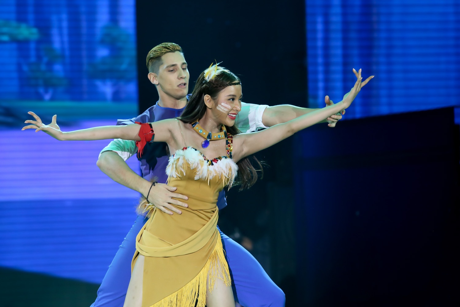 Angela Phuong Trinh hoa cong chua da do hinh anh