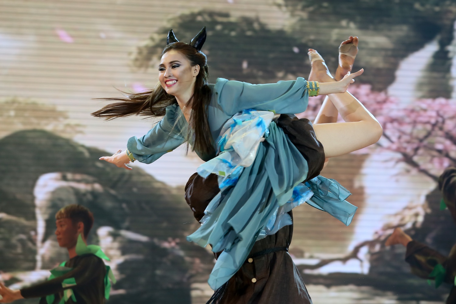 Ninh Duong Lan Ngoc va Daniel - Maleficent hinh anh